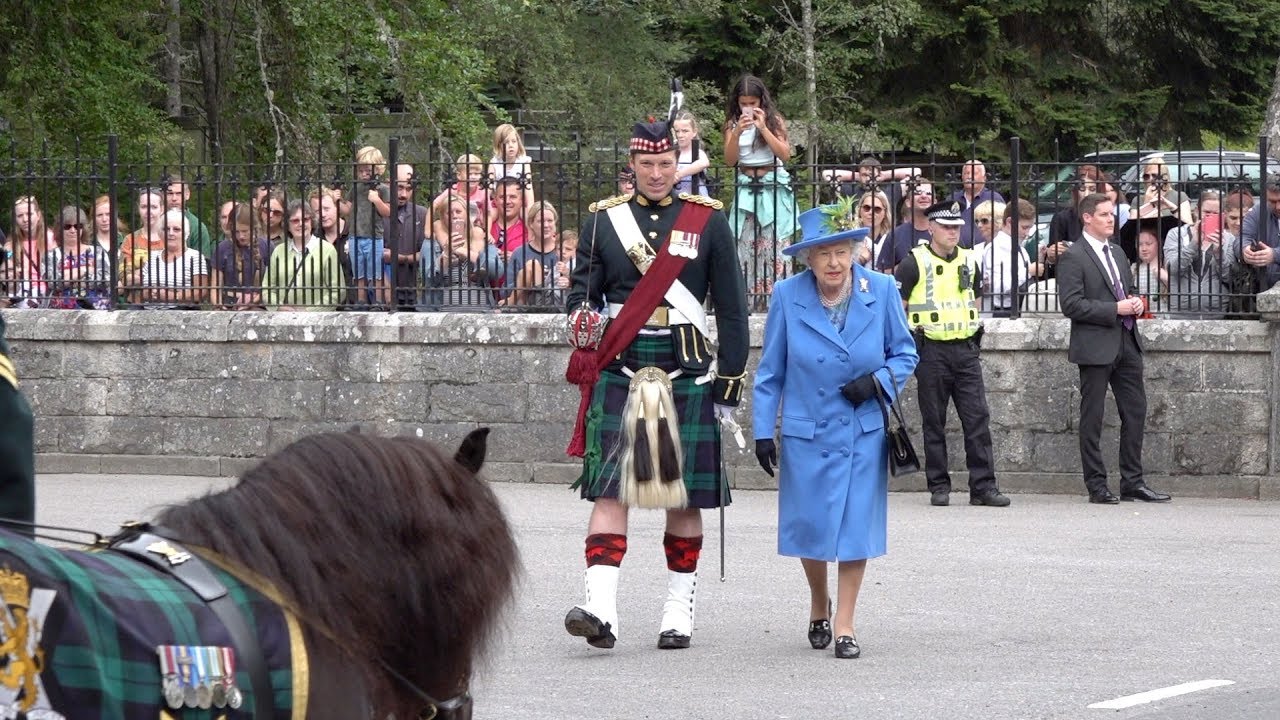 The Queen inspects the guard of honour at the gates of Balmoral Castle and Estate Aug 2018 The Queen inspects the guard of honour at the gates of Balmoral Castle and Estate Aug 2018